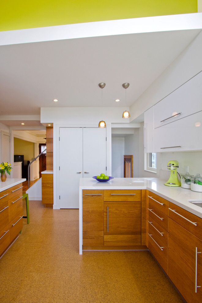 Источник вдохновения для домашнего уюта: кухня в современном стиле с врезной мойкой, плоскими фасадами, фасадами цвета дерева среднего тона и двухцветным гарнитуром
