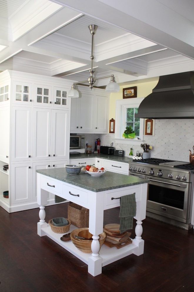 Exempel på ett mellanstort klassiskt kök, med en rustik diskho, skåp i shakerstil, vita skåp, bänkskiva i täljsten, vitt stänkskydd, stänkskydd i keramik, rostfria vitvaror och mörkt trägolv