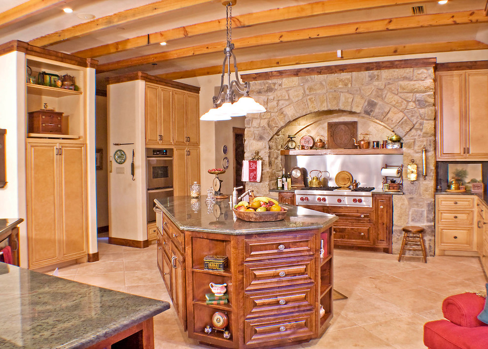 Idéer för att renovera ett stort medelhavsstil kök, med flera köksöar, en undermonterad diskho, luckor med upphöjd panel, skåp i mellenmörkt trä, granitbänkskiva, stänkskydd med metallisk yta, rostfria vitvaror och travertin golv