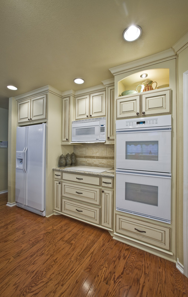 Kitchen - traditional kitchen idea in Dallas with white appliances
