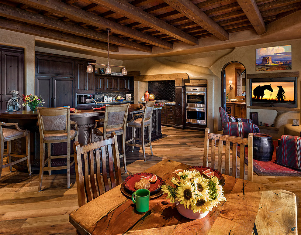 フェニックスにあるラグジュアリーな広いサンタフェスタイルのおしゃれなキッチン (濃色木目調キャビネット、淡色無垢フローリング) の写真