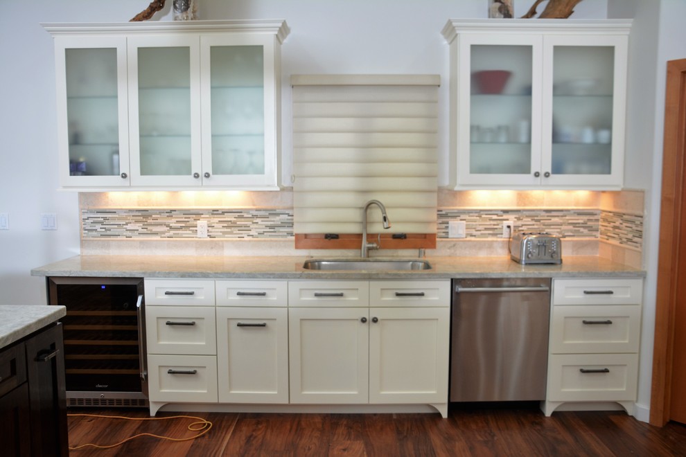 Idéer för att renovera ett stort vintage l-kök, med en undermonterad diskho, skåp i shakerstil, vita skåp, granitbänkskiva, beige stänkskydd, stänkskydd i stenkakel, rostfria vitvaror, mörkt trägolv, en köksö och brunt golv