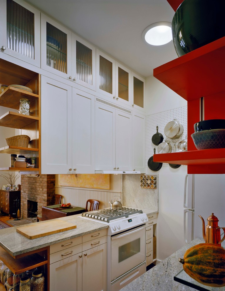 Offene, Zweizeilige, Mittelgroße Moderne Küche mit Glasfronten, hellen Holzschränken, Arbeitsplatte aus Terrazzo, Küchenrückwand in Rot, braunem Holzboden, Halbinsel und weißen Elektrogeräten in New York