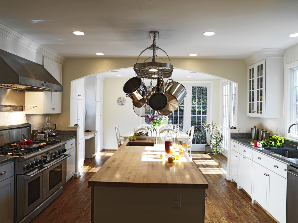 Klassische Küche mit Küchengeräten aus Edelstahl, Arbeitsplatte aus Holz, Unterbauwaschbecken, Glasfronten und weißen Schränken in Washington, D.C.