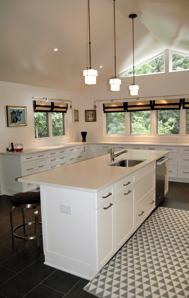 Klassische Küche mit Schrankfronten im Shaker-Stil, weißen Schränken, Quarzwerkstein-Arbeitsplatte, Küchenrückwand in Weiß, Rückwand aus Metrofliesen und Küchengeräten aus Edelstahl in Raleigh
