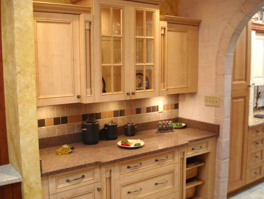 Exempel på ett klassiskt beige beige kök, med luckor med infälld panel, skåp i ljust trä, granitbänkskiva, beige stänkskydd, stänkskydd i kalk, klinkergolv i keramik och beiget golv