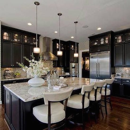 Klassische Küche mit schwarzen Schränken, Granit-Arbeitsplatte, Küchengeräten aus Edelstahl, dunklem Holzboden und Kücheninsel in Baltimore