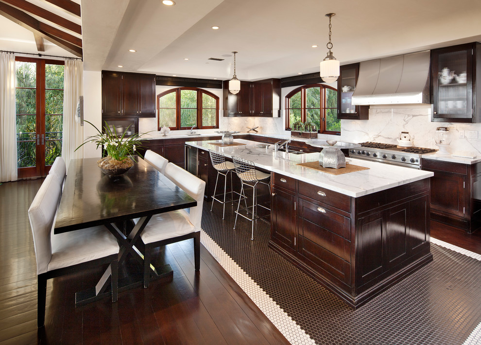 Esempio di una cucina design con ante in legno bruno, paraspruzzi bianco, elettrodomestici in acciaio inossidabile e paraspruzzi in marmo