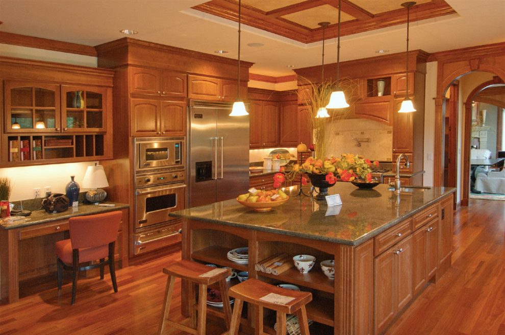 Inredning av ett klassiskt stort kök, med luckor med upphöjd panel, skåp i mellenmörkt trä, granitbänkskiva, beige stänkskydd, stänkskydd i keramik, rostfria vitvaror, mellanmörkt trägolv, en köksö, brunt golv och en undermonterad diskho