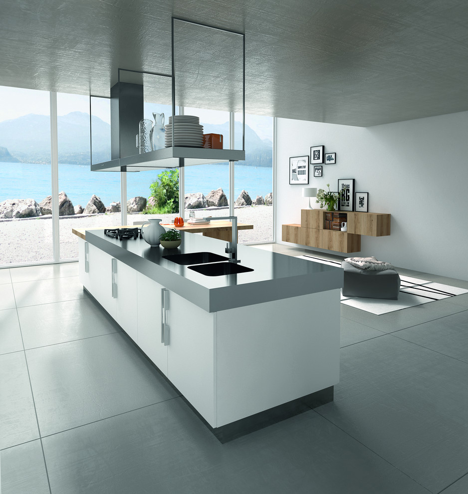 Idéer för ett stort modernt linjärt kök med öppen planlösning, med en dubbel diskho, släta luckor, vita skåp, bänkskiva i koppar, rostfria vitvaror, linoleumgolv och en köksö
