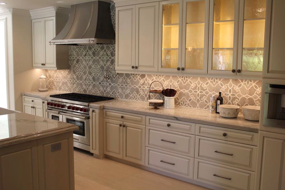 Idéer för ett stort modernt linjärt kök och matrum, med en rustik diskho, luckor med infälld panel, vita skåp, marmorbänkskiva, beige stänkskydd, rostfria vitvaror och en köksö