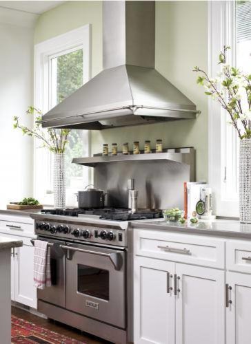 Diseño de cocinas en L clásica renovada abierta con armarios estilo shaker, puertas de armario blancas, encimera de granito y electrodomésticos de acero inoxidable