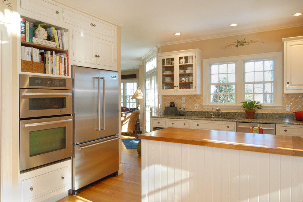 Imagen de cocina comedor clásica grande con encimera de madera, electrodomésticos de acero inoxidable, suelo de madera en tonos medios y una isla