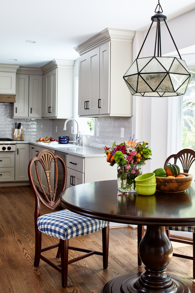 Foto di una cucina classica di medie dimensioni con ante beige, paraspruzzi con piastrelle diamantate, elettrodomestici in acciaio inossidabile, pavimento in legno massello medio e top grigio