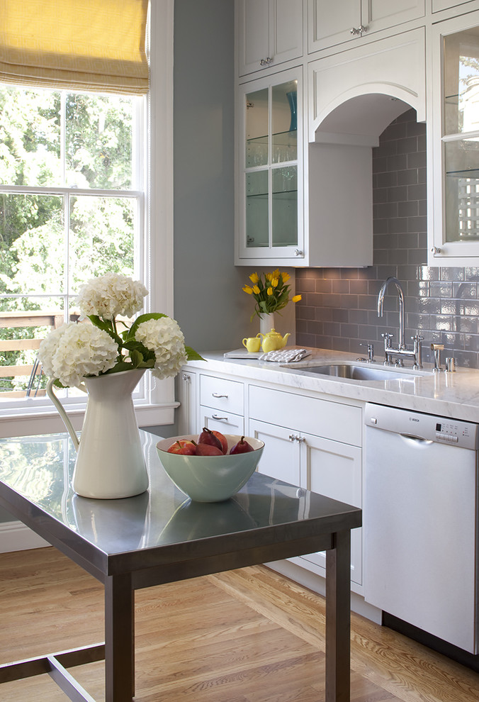サンフランシスコにあるトラディショナルスタイルのおしゃれなキッチン (ガラス扉のキャビネット、シルバーの調理設備) の写真