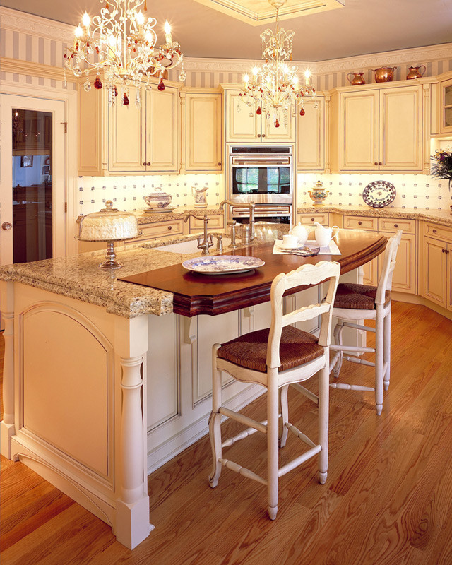 Foto på ett stort vintage kök med öppen planlösning, med en enkel diskho, luckor med upphöjd panel, vita skåp, flerfärgad stänkskydd, rostfria vitvaror, mellanmörkt trägolv och en köksö