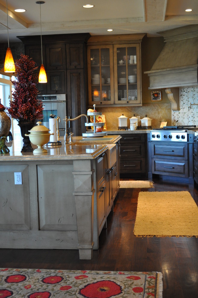 На фото: кухня в классическом стиле с с полувстраиваемой мойкой (с передним бортиком) и разноцветным фартуком