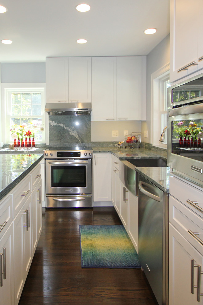 Mittelgroße Moderne Wohnküche in L-Form mit Landhausspüle, offenen Schränken, weißen Schränken, Granit-Arbeitsplatte, Küchenrückwand in Grau, Küchengeräten aus Edelstahl, dunklem Holzboden und Kücheninsel in Boston