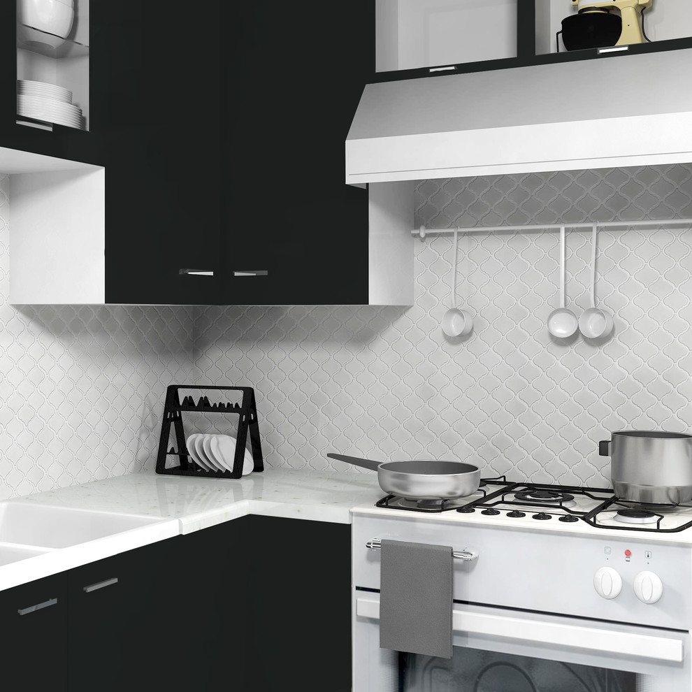 Geschlossene, Mittelgroße Moderne Küche ohne Insel in L-Form mit Küchenrückwand in Weiß, Rückwand aus Porzellanfliesen, Doppelwaschbecken, flächenbündigen Schrankfronten, schwarzen Schränken, Granit-Arbeitsplatte und weißen Elektrogeräten in New York
