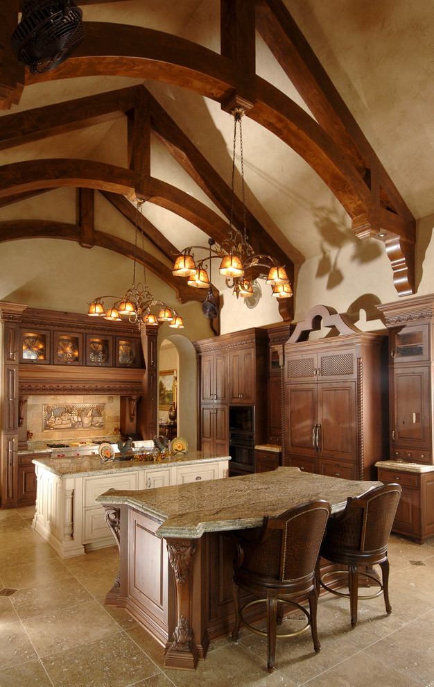 他の地域にあるトラディショナルスタイルのおしゃれなマルチアイランドキッチン (落し込みパネル扉のキャビネット、中間色木目調キャビネット、グレーのキッチンパネル、モザイクタイルのキッチンパネル、ベージュの床) の写真
