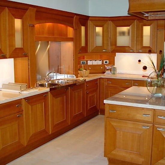 Exempel på ett avskilt, stort modernt l-kök, med luckor med upphöjd panel, skåp i ljust trä, marmorbänkskiva, vitt stänkskydd, rostfria vitvaror, travertin golv och en köksö