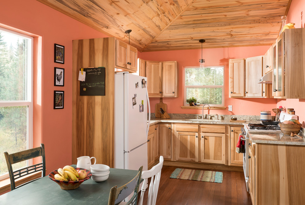 Bild på ett mellanstort rustikt kök och matrum, med en enkel diskho, skåp i shakerstil, skåp i ljust trä, granitbänkskiva, stänkskydd i sten, vita vitvaror och mellanmörkt trägolv