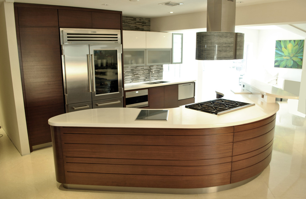Modern inredning av ett mellanstort linjärt kök och matrum, med släta luckor, skåp i mellenmörkt trä, bänkskiva i kvarts, grått stänkskydd, stänkskydd i mosaik och en köksö