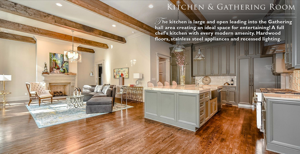 Idéer för ett stort klassiskt kök, med en rustik diskho, luckor med infälld panel, grå skåp, marmorbänkskiva, vitt stänkskydd, stänkskydd i keramik, integrerade vitvaror, mörkt trägolv, en köksö och brunt golv