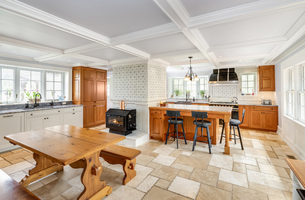 Idéer för ett avskilt, stort klassiskt blå kök, med en rustik diskho, luckor med upphöjd panel, skåp i mellenmörkt trä, granitbänkskiva, flerfärgad stänkskydd, stänkskydd i porslinskakel, svarta vitvaror, kalkstensgolv, en halv köksö och flerfärgat golv