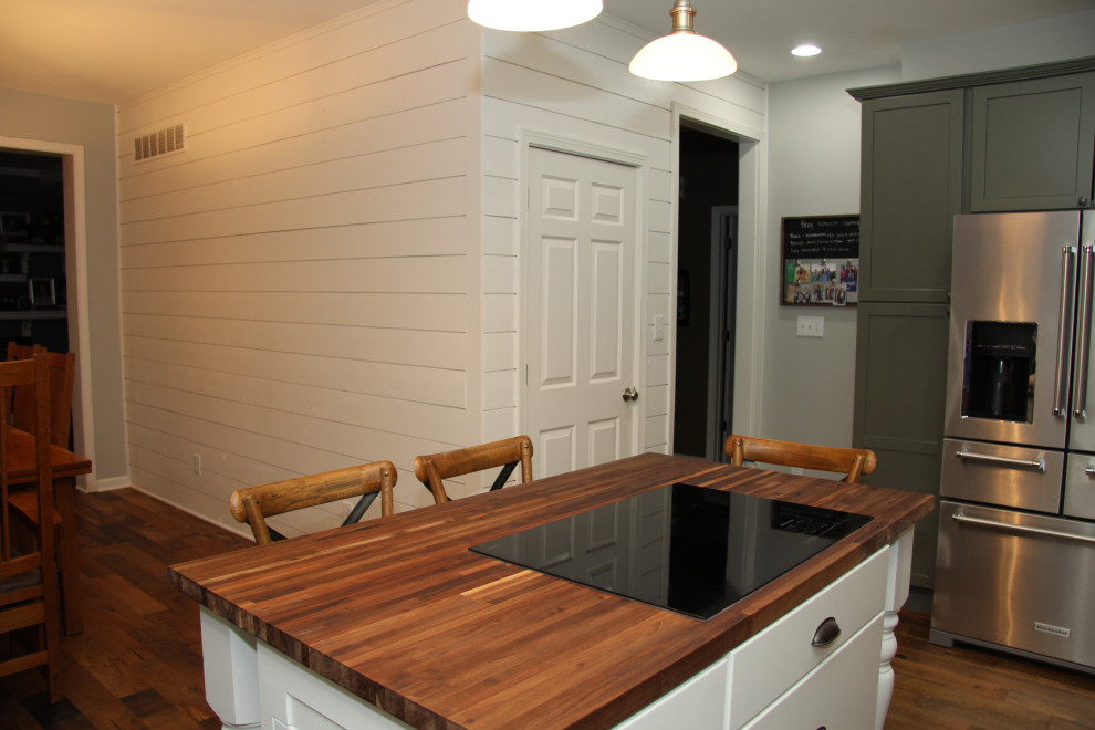Idéer för att renovera ett mellanstort lantligt vit vitt kök, med en undermonterad diskho, skåp i shakerstil, gröna skåp, bänkskiva i kvarts, vitt stänkskydd, stänkskydd i tunnelbanekakel, rostfria vitvaror, mellanmörkt trägolv, en köksö och brunt golv