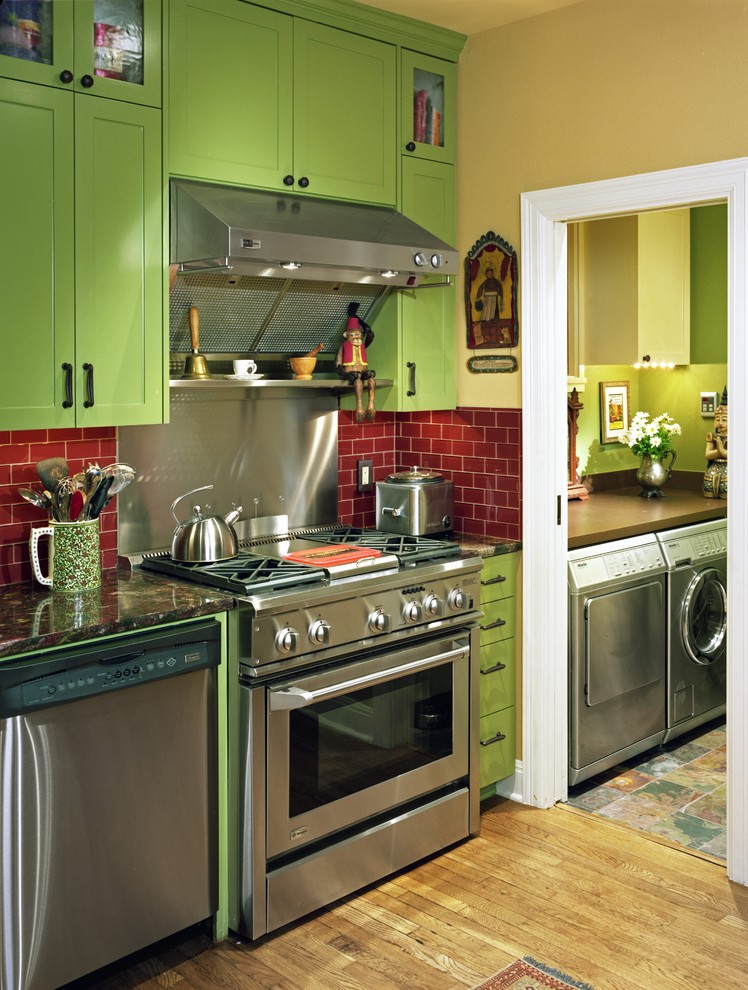 Moderne Küche mit Küchengeräten aus Edelstahl, Küchenrückwand in Rot, Schrankfronten mit vertiefter Füllung und grünen Schränken in Austin