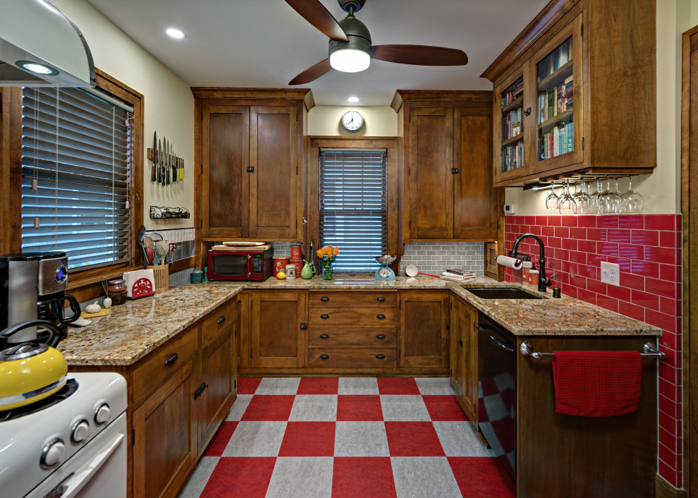 Foto på ett vintage brun u-kök, med en undermonterad diskho, skåp i shakerstil, skåp i mellenmörkt trä, rött stänkskydd, stänkskydd i tunnelbanekakel, vita vitvaror och flerfärgat golv