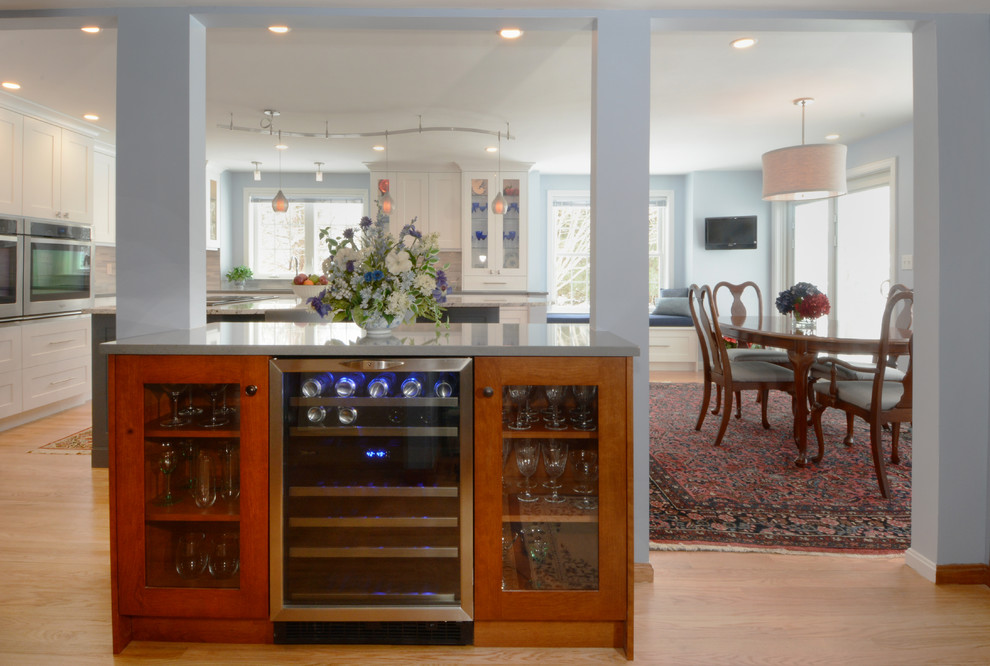 Große Moderne Wohnküche in L-Form mit hellem Holzboden, Doppelwaschbecken, Schrankfronten im Shaker-Stil, blauen Schränken, Granit-Arbeitsplatte, bunter Rückwand, Rückwand aus Keramikfliesen, Küchengeräten aus Edelstahl und Kücheninsel in Boston