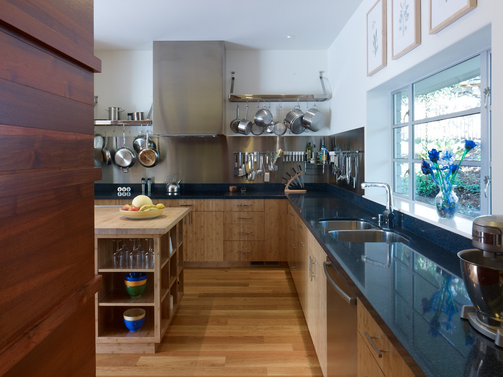 Photo of a contemporary kitchen in San Francisco.