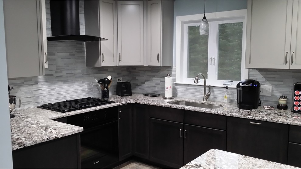 Exempel på ett mellanstort klassiskt kök, med en undermonterad diskho, skåp i shakerstil, svarta skåp, granitbänkskiva, grått stänkskydd, stänkskydd i glaskakel, rostfria vitvaror, skiffergolv, en köksö och grått golv