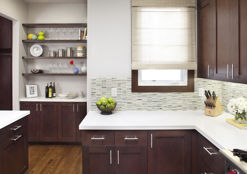 Moderne Küche mit Schrankfronten im Shaker-Stil, dunklen Holzschränken, Quarzwerkstein-Arbeitsplatte, Küchenrückwand in Weiß und Rückwand aus Steinfliesen in San Francisco