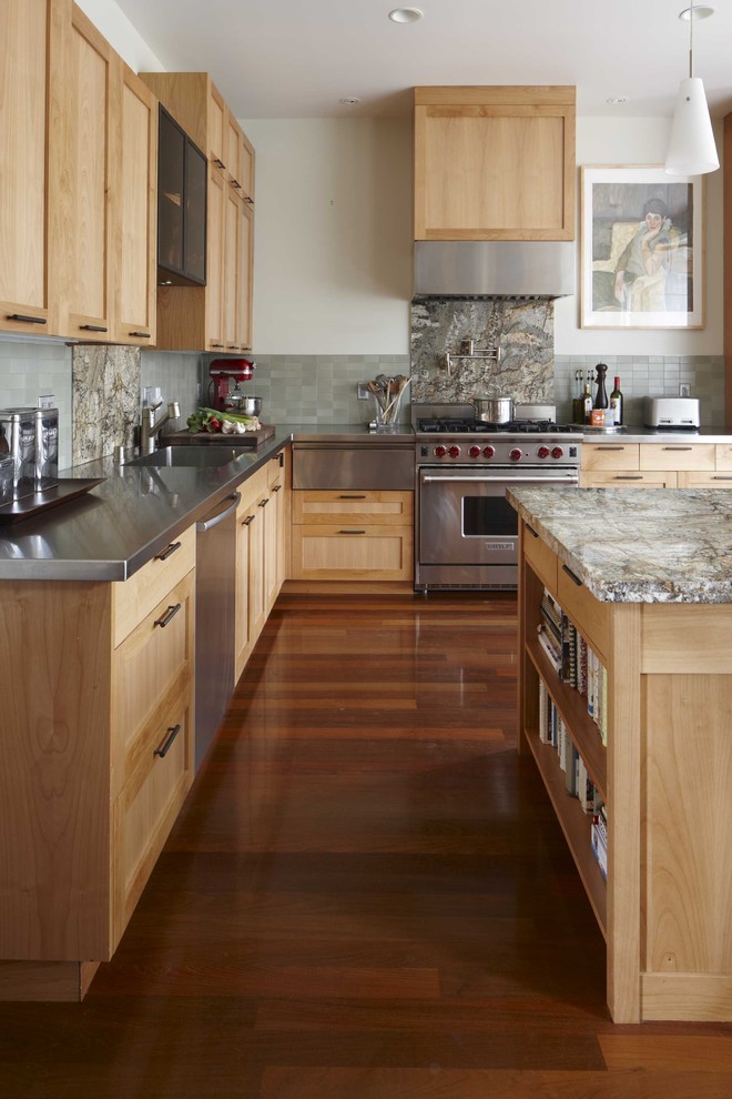 サンフランシスコにあるトランジショナルスタイルのおしゃれなキッチン (シルバーの調理設備、ステンレスカウンター、シェーカースタイル扉のキャビネット、淡色木目調キャビネット、緑のキッチンパネル、一体型シンク) の写真