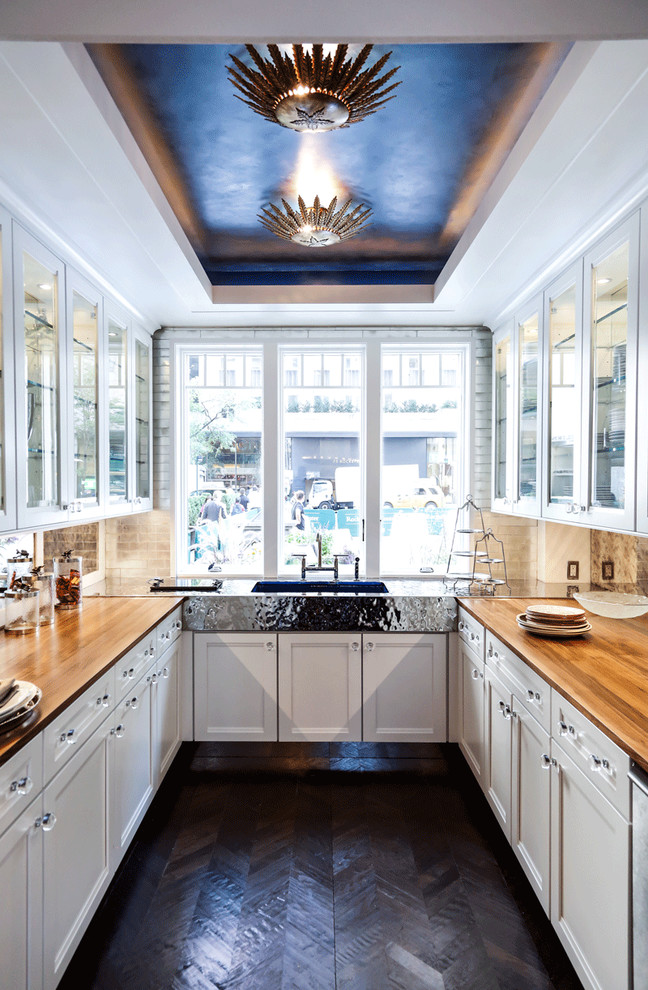 Klassische Küche mit Arbeitsplatte aus Holz, Glasfronten, weißen Schränken und integriertem Waschbecken in New York