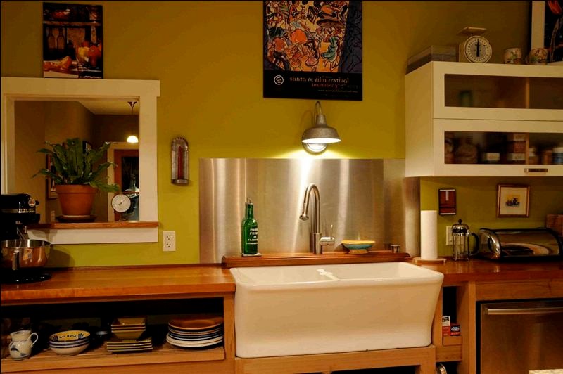 Eklektische Küche mit Landhausspüle und Küchengeräten aus Edelstahl in Burlington