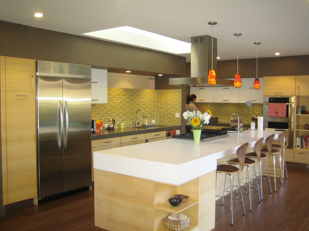 На фото: кухня в современном стиле с столешницей из кварцевого агломерата и зеленым фартуком