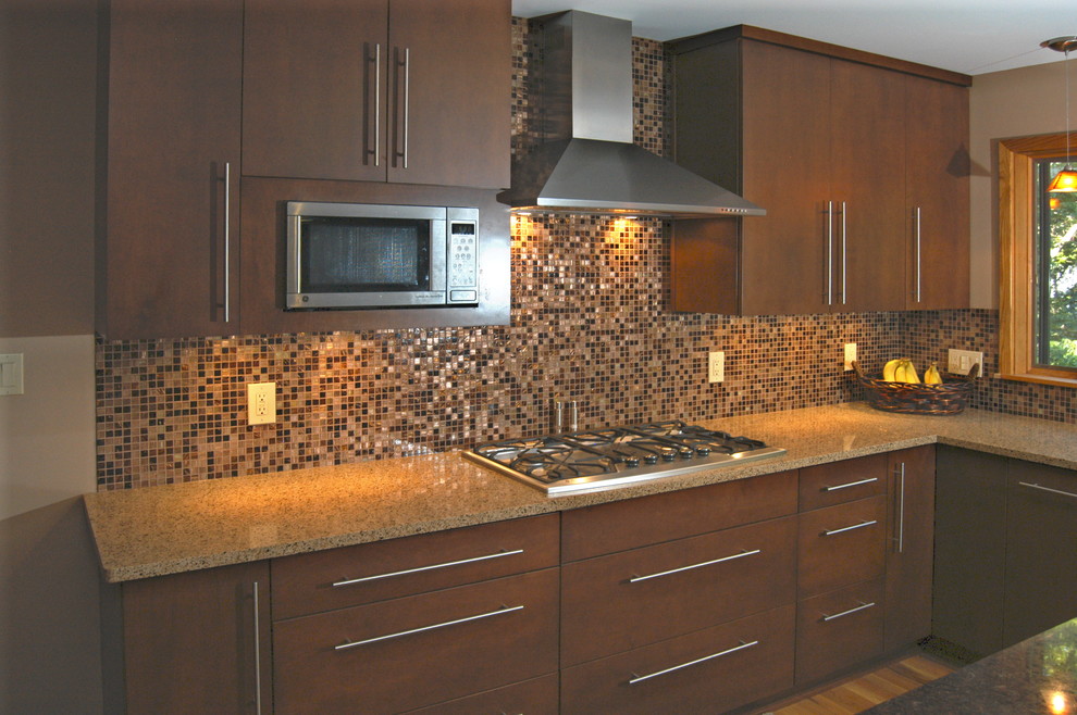Immagine di una cucina minimal di medie dimensioni con lavello a doppia vasca, ante in legno bruno, top in quarzite, elettrodomestici in acciaio inossidabile e parquet chiaro