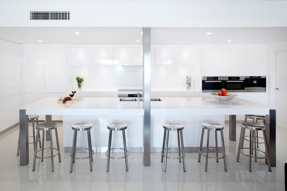 シドニーにあるコンテンポラリースタイルのおしゃれなキッチン (シルバーの調理設備) の写真