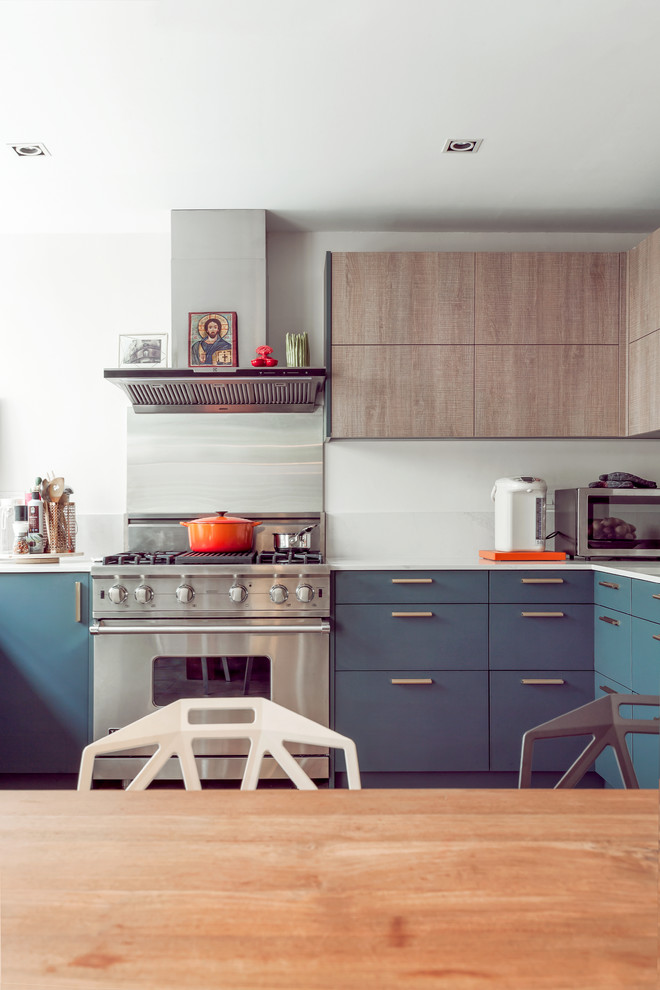 Eat-in kitchen - eclectic eat-in kitchen idea in Singapore