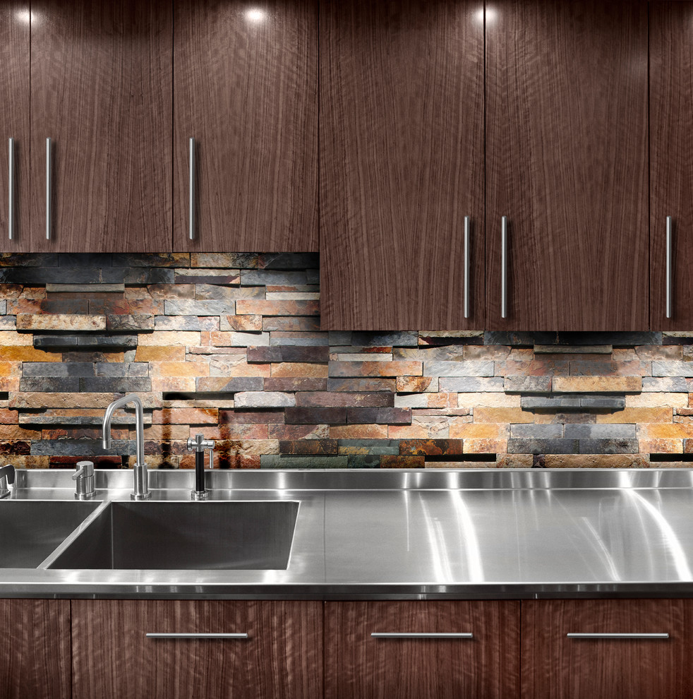 Immagine di una cucina rustica con lavello integrato, ante lisce, ante in legno scuro, top in acciaio inossidabile, paraspruzzi multicolore e paraspruzzi con piastrelle in pietra