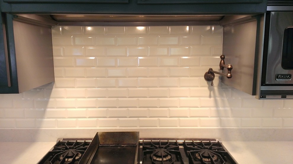 Foto på ett stort funkis kök, med luckor med upphöjd panel, grå skåp, bänkskiva i kvarts, vitt stänkskydd, stänkskydd i keramik, rostfria vitvaror, en köksö, en undermonterad diskho och mörkt trägolv
