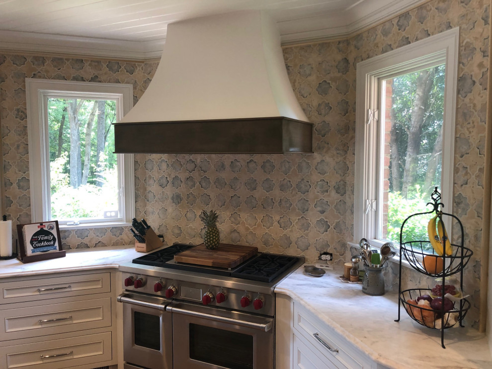 Пример оригинального дизайна: кухня в стиле рустика с фартуком из цементной плитки