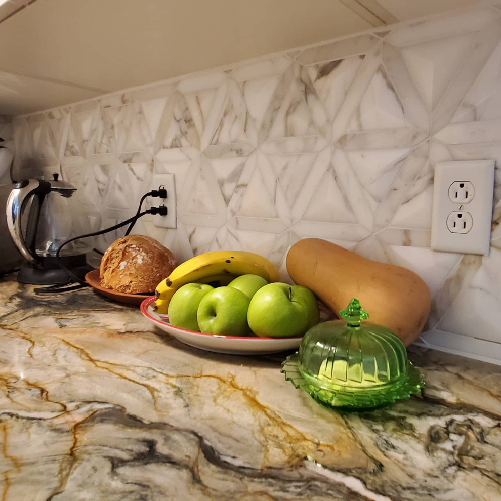 Exemple d'une petite cuisine américaine parallèle moderne avec un plan de travail en quartz, une crédence blanche, une crédence en marbre, îlot et un plan de travail vert.