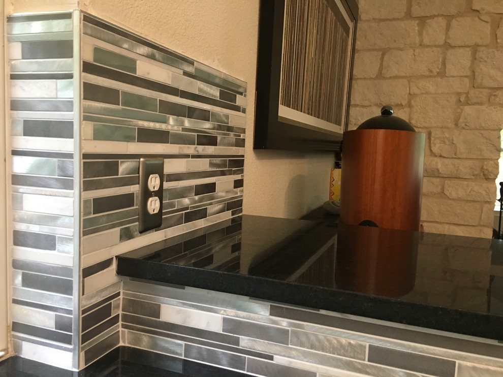 Moderne Küche mit bunter Rückwand, Rückwand aus Mosaikfliesen und Granit-Arbeitsplatte in Austin