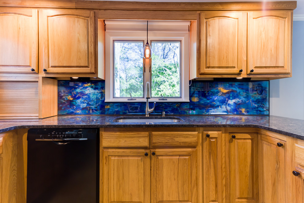 Immagine di una cucina eclettica di medie dimensioni con lavello sottopiano, ante con bugna sagomata, ante in legno scuro, top in granito, paraspruzzi blu, paraspruzzi con lastra di vetro, elettrodomestici neri, pavimento in gres porcellanato e nessuna isola