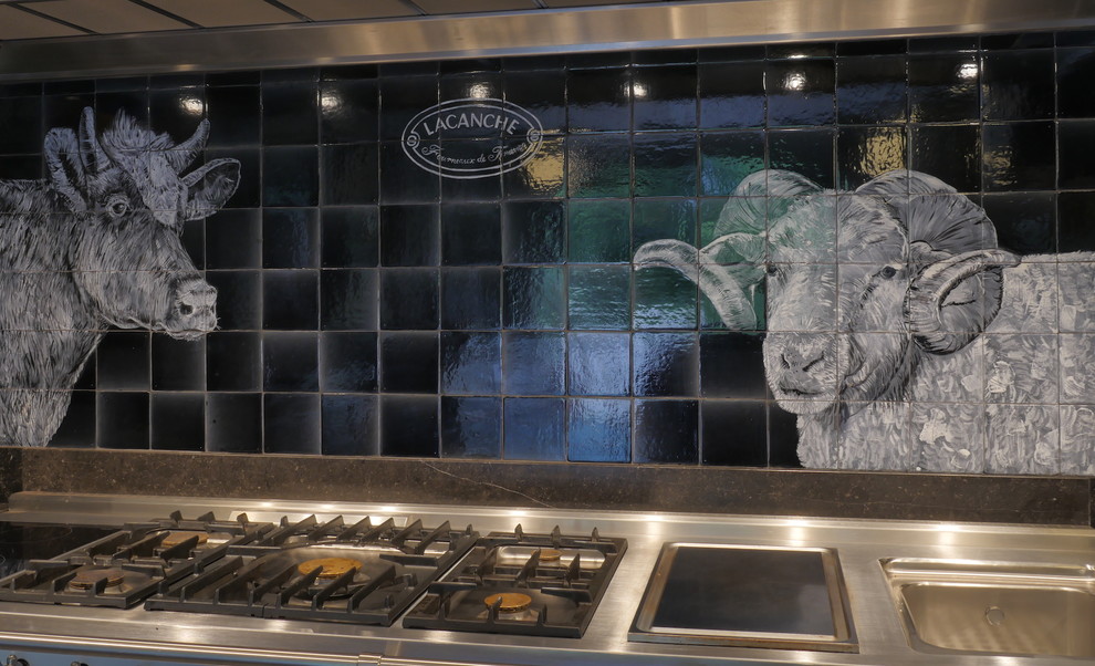 Esempio di una grande cucina contemporanea con paraspruzzi multicolore, paraspruzzi con piastrelle in ceramica, pavimento in cemento e top bianco